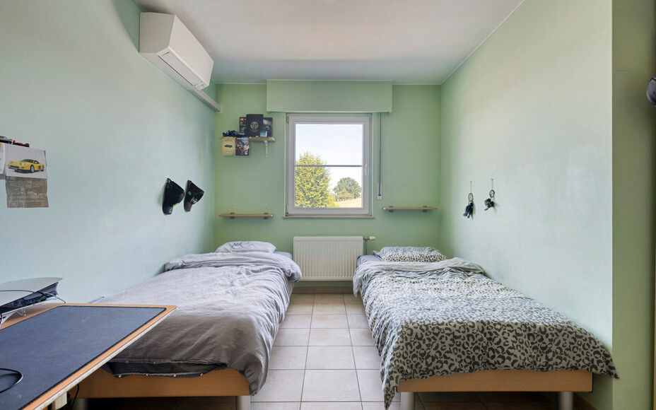 LEEMANS IMMOBILIËN stelt u met plezier deze volledig instapklare én tevens energiezuinige woning (EPC-label A) voor, rustig gelegen in een doodlopende straat. 

Bij het binnenkomen van de woning komt u uit in een ruime inkomhal die toegang biedt tot de 