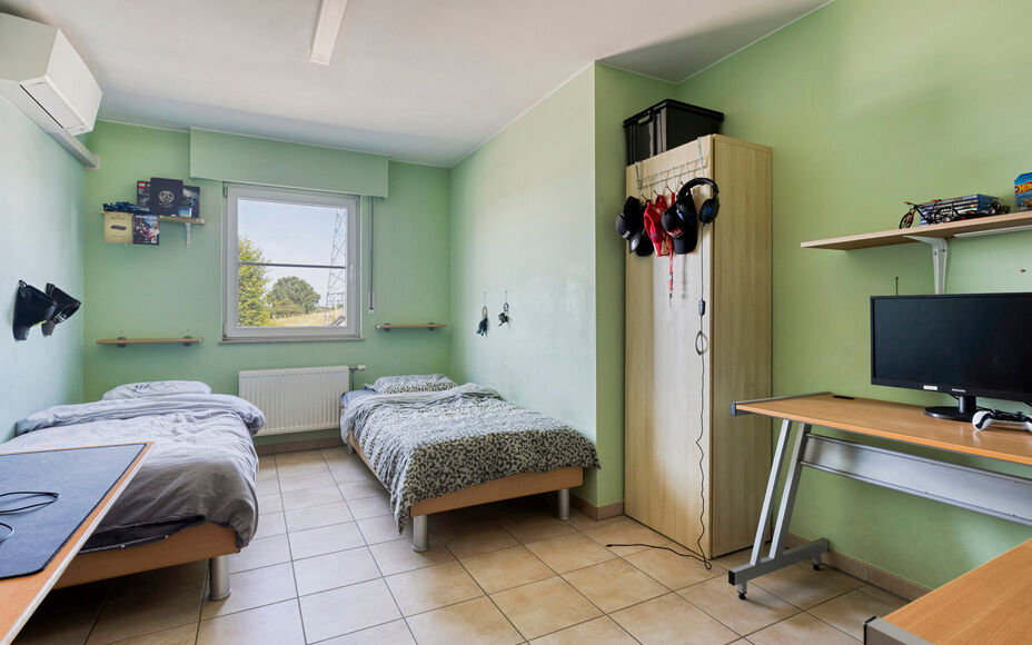 LEEMANS IMMOBILIËN stelt u met plezier deze volledig instapklare én tevens energiezuinige woning (EPC-label A) voor, rustig gelegen in een doodlopende straat. 

Bij het binnenkomen van de woning komt u uit in een ruime inkomhal die toegang biedt tot de 