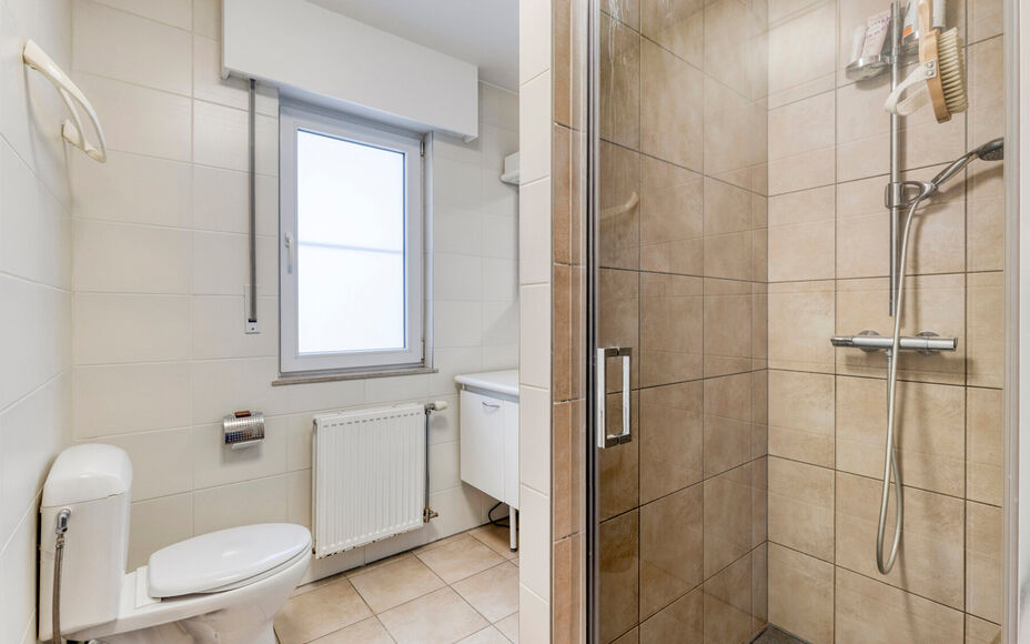 LEEMANS IMMOBILIËN stelt u met plezier deze volledig instapklare én tevens energiezuinige woning (EPC-label A) voor, rustig gelegen in een doodlopende straat. 

Bij het binnenkomen van de woning komt u uit in een ruime inkomhal die toegang biedt tot de 