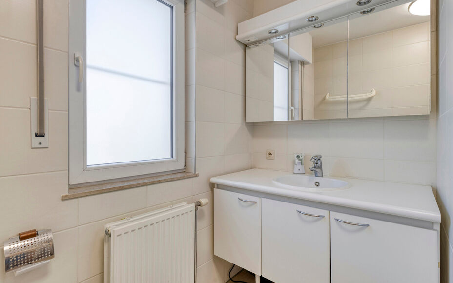 LEEMANS IMMOBILIËN stelt u met plezier deze volledig instapklare én tevens energiezuinige woning (EPC-label A) voor, rustig gelegen in een doodlopende straat. 

Bij het binnenkomen van de woning komt u uit in een ruime inkomhal die toegang biedt tot de 