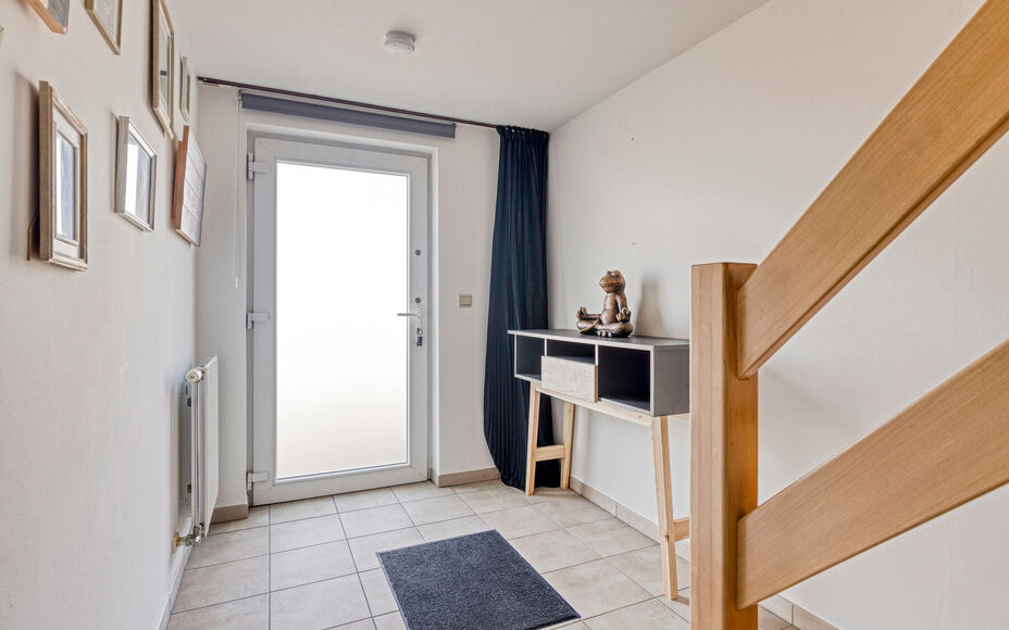 LEEMANS IMMOBILIËN stelt u met plezier deze volledig instapklare én tevens energiezuinige woning (EPC-label A) voor, rustig gelegen in een doodlopende straat. 

Bij het binnenkomen van de woning komt u uit in een ruime inkomhal die toegang biedt tot de 