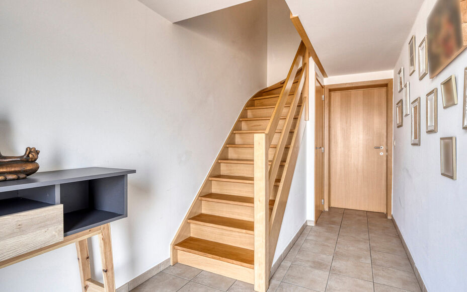 LEEMANS IMMOBILIËN stelt u met plezier deze volledig instapklare én tevens energiezuinige woning (EPC-label A) voor, rustig gelegen in een doodlopende straat. 

Bij het binnenkomen van de woning komt u uit in een ruime inkomhal die toegang biedt tot de 