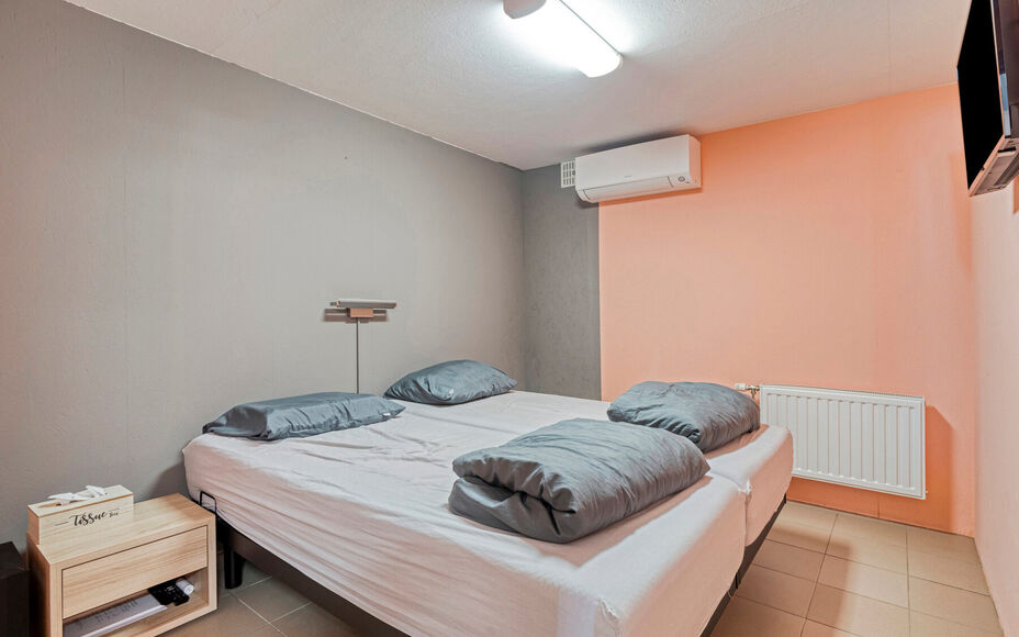 LEEMANS IMMOBILIËN stelt u met plezier deze volledig instapklare én tevens energiezuinige woning (EPC-label A) voor, rustig gelegen in een doodlopende straat. 

Bij het binnenkomen van de woning komt u uit in een ruime inkomhal die toegang biedt tot de 