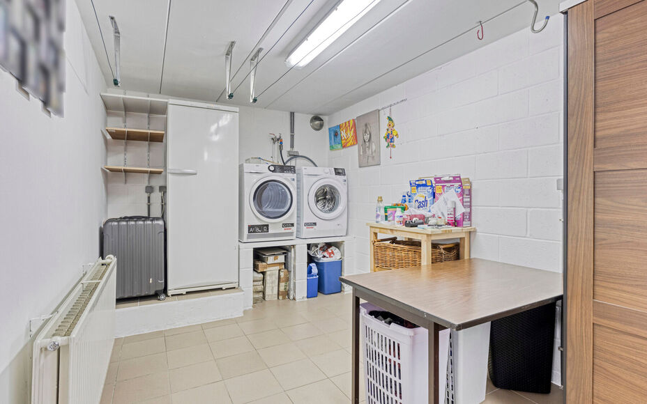 LEEMANS IMMOBILIËN stelt u met plezier deze volledig instapklare én tevens energiezuinige woning (EPC-label A) voor, rustig gelegen in een doodlopende straat. 

Bij het binnenkomen van de woning komt u uit in een ruime inkomhal die toegang biedt tot de 