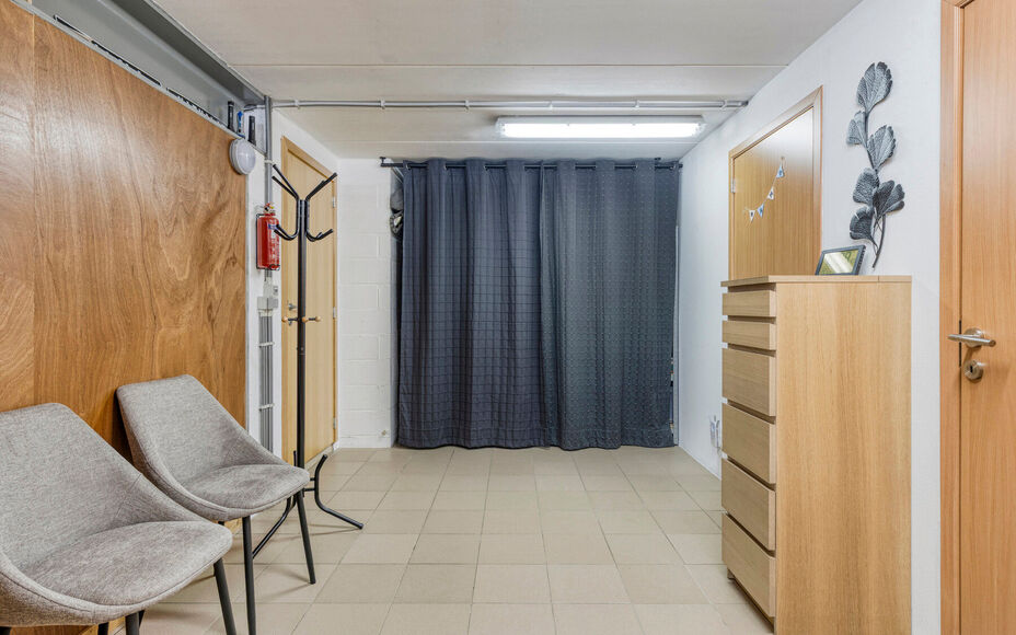 LEEMANS IMMOBILIËN stelt u met plezier deze volledig instapklare én tevens energiezuinige woning (EPC-label A) voor, rustig gelegen in een doodlopende straat. 

Bij het binnenkomen van de woning komt u uit in een ruime inkomhal die toegang biedt tot de 