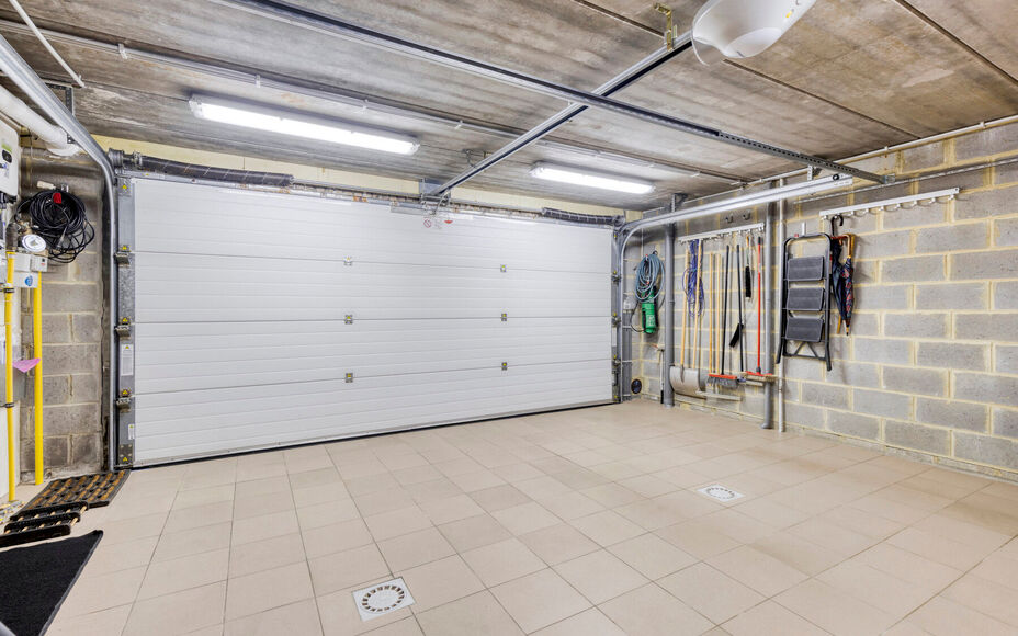 LEEMANS IMMOBILIËN stelt u met plezier deze volledig instapklare én tevens energiezuinige woning (EPC-label A) voor, rustig gelegen in een doodlopende straat. 

Bij het binnenkomen van de woning komt u uit in een ruime inkomhal die toegang biedt tot de 