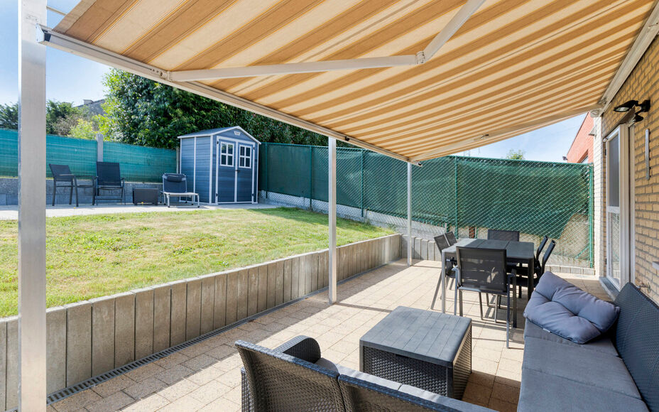 LEEMANS IMMOBILIËN stelt u met plezier deze volledig instapklare én tevens energiezuinige woning (EPC-label A) voor, rustig gelegen in een doodlopende straat. 

Bij het binnenkomen van de woning komt u uit in een ruime inkomhal die toegang biedt tot de 