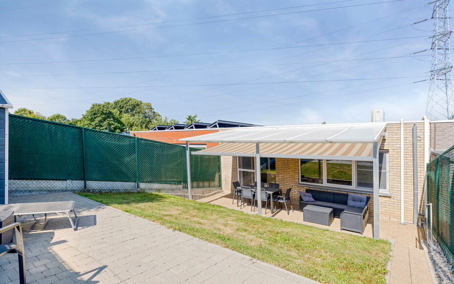 LEEMANS IMMOBILIËN stelt u met plezier deze volledig instapklare én tevens energiezuinige woning (EPC-label A) voor, rustig gelegen in een doodlopende straat. 

Bij het binnenkomen van de woning komt u uit in een ruime inkomhal die toegang biedt tot de 