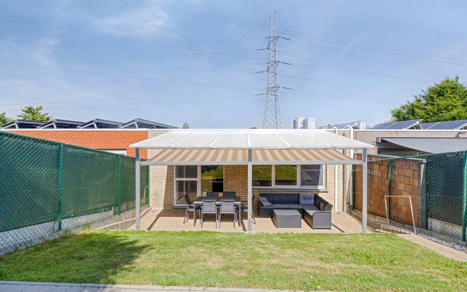 LEEMANS IMMOBILIËN stelt u met plezier deze volledig instapklare én tevens energiezuinige woning (EPC-label A) voor, rustig gelegen in een doodlopende straat. 

Bij het binnenkomen van de woning komt u uit in een ruime inkomhal die toegang biedt tot de 