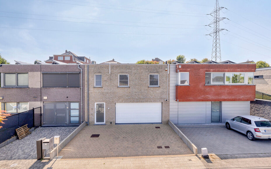 OPEN KIJKDAG WOENSDAG 16/07 TUSSEN 17H00 - 19H00!

LEEMANS IMMOBILIËN stelt u met plezier deze volledig instapklare én tevens energiezuinige woning (EPC-label A) voor, rustig gelegen in doodlopende straat. 

Bij binnenkomen van de woning komt u uit in e