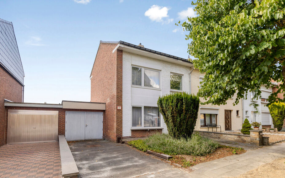 Leemans Immobiliën biedt u deze goed onderhouden woning in een rustige straat, midden in het levendige hart van Asse. Dankzij de centrale ligging bevinden alle voorzieningen zich op wandelafstand: winkels, scholen, openbaar vervoer, horeca, sportfacilite