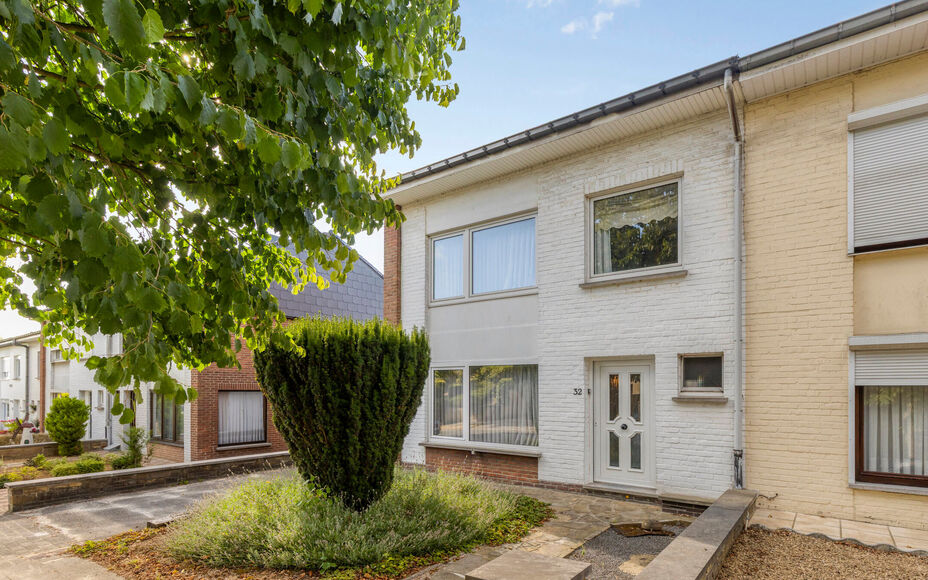 Leemans Immobiliën biedt u deze goed onderhouden woning in een rustige straat, midden in het levendige hart van Asse. Dankzij de centrale ligging bevinden alle voorzieningen zich op wandelafstand: winkels, scholen, openbaar vervoer, horeca, sportfacilite
