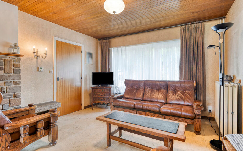 Leemans Immobiliën biedt u deze goed onderhouden woning in een rustige straat, midden in het levendige hart van Asse. Dankzij de centrale ligging bevinden alle voorzieningen zich op wandelafstand: winkels, scholen, openbaar vervoer, horeca, sportfacilite