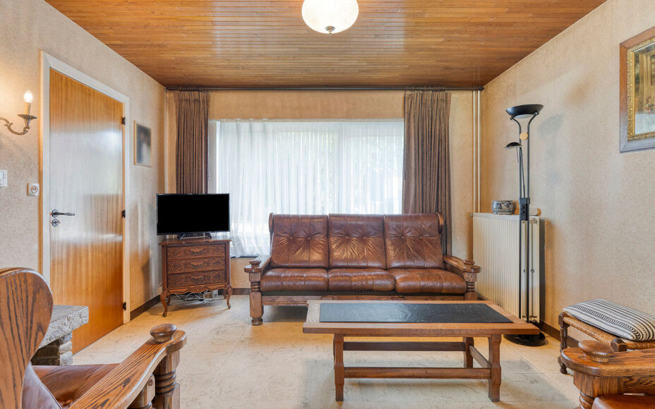 Leemans Immobiliën biedt u deze goed onderhouden woning in een rustige straat, midden in het levendige hart van Asse. Dankzij de centrale ligging bevinden alle voorzieningen zich op wandelafstand: winkels, scholen, openbaar vervoer, horeca, sportfacilite