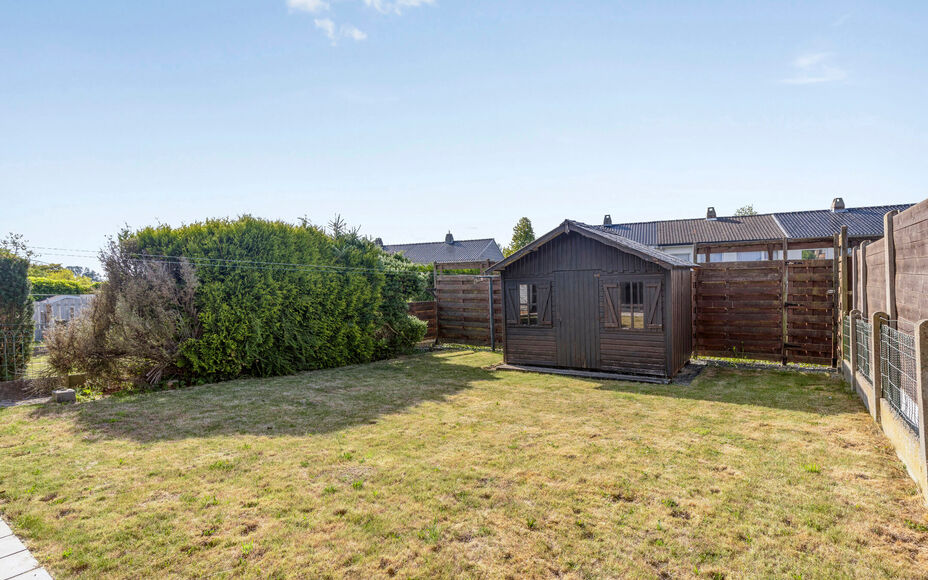 Leemans Immobiliën biedt u deze goed onderhouden woning in een rustige straat, midden in het levendige hart van Asse. Dankzij de centrale ligging bevinden alle voorzieningen zich op wandelafstand: winkels, scholen, openbaar vervoer, horeca, sportfacilite