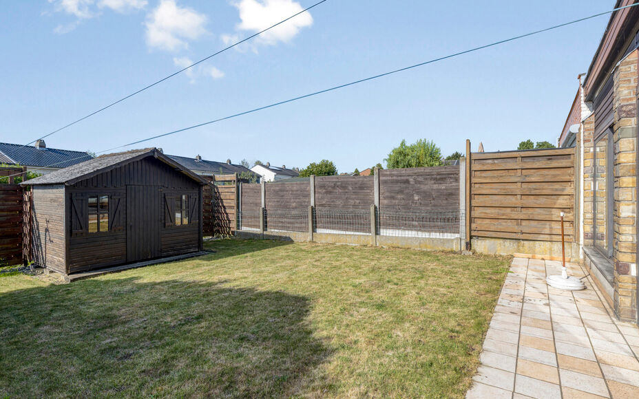 Leemans Immobiliën biedt u deze goed onderhouden woning in een rustige straat, midden in het levendige hart van Asse. Dankzij de centrale ligging bevinden alle voorzieningen zich op wandelafstand: winkels, scholen, openbaar vervoer, horeca, sportfacilite