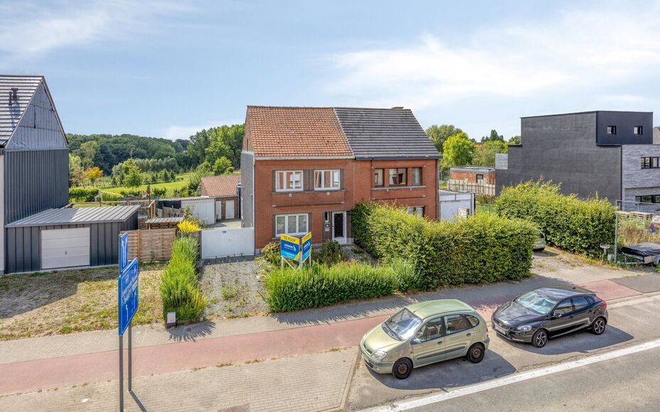 LEEMANS IMMOBILIËN stelt u deze ééngezinswoning met renovatiepotentieel voor, gelegen in de gemeente Asse! Dankzij de centrale ligging  bevinden alle belangrijke voorzieningen als winkels, scholen, openbaar vervoer,… zich op wandelafstand. Met de jui