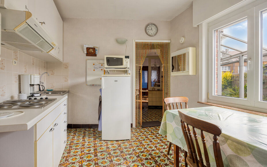 LEEMANS IMMOBILIËN stelt u deze ééngezinswoning met renovatiepotentieel voor, gelegen in de gemeente Asse! Dankzij de centrale ligging  bevinden alle belangrijke voorzieningen als winkels, scholen, openbaar vervoer,… zich op wandelafstand. Met de jui