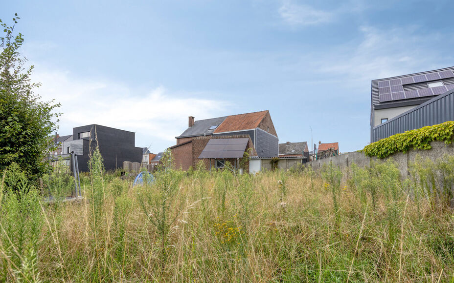 LEEMANS IMMOBILIËN stelt u deze ééngezinswoning met renovatiepotentieel voor, gelegen in de gemeente Asse! Dankzij de centrale ligging  bevinden alle belangrijke voorzieningen als winkels, scholen, openbaar vervoer,… zich op wandelafstand. Met de jui