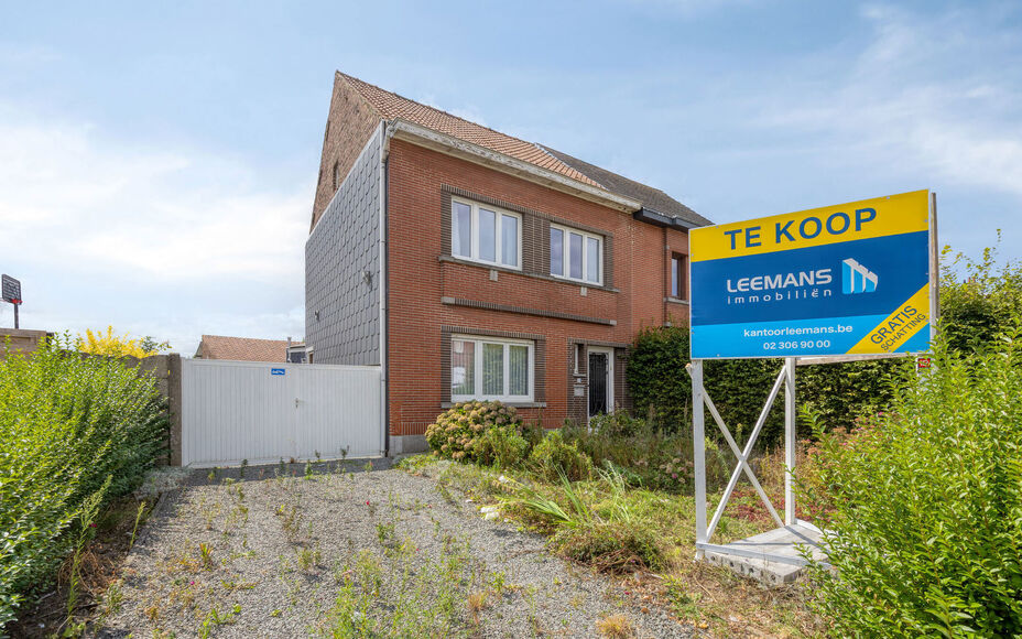 LEEMANS IMMOBILIËN stelt u deze ééngezinswoning met renovatiepotentieel voor, gelegen in de gemeente Asse! Dankzij de centrale ligging  bevinden alle belangrijke voorzieningen als winkels, scholen, openbaar vervoer,… zich op wandelafstand. Met de jui