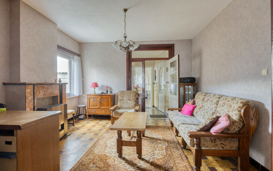 LEEMANS IMMOBILIËN stelt u deze ééngezinswoning met renovatiepotentieel voor, gelegen in de gemeente Asse! Dankzij de centrale ligging  bevinden alle belangrijke voorzieningen als winkels, scholen, openbaar vervoer,… zich op wandelafstand. Met de jui