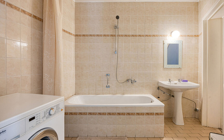 LEEMANS IMMOBILIËN stelt u deze ééngezinswoning met renovatiepotentieel voor, gelegen in de gemeente Asse! Dankzij de centrale ligging  bevinden alle belangrijke voorzieningen als winkels, scholen, openbaar vervoer,… zich op wandelafstand. Met de jui