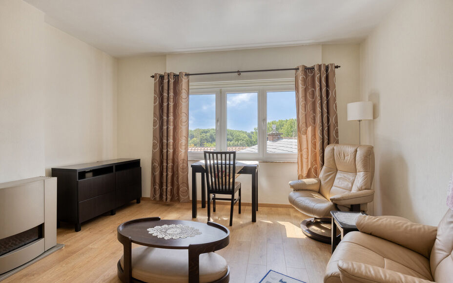 LEEMANS IMMOBILIËN stelt u deze ééngezinswoning met renovatiepotentieel voor, gelegen in de gemeente Asse! Dankzij de centrale ligging  bevinden alle belangrijke voorzieningen als winkels, scholen, openbaar vervoer,… zich op wandelafstand. Met de jui