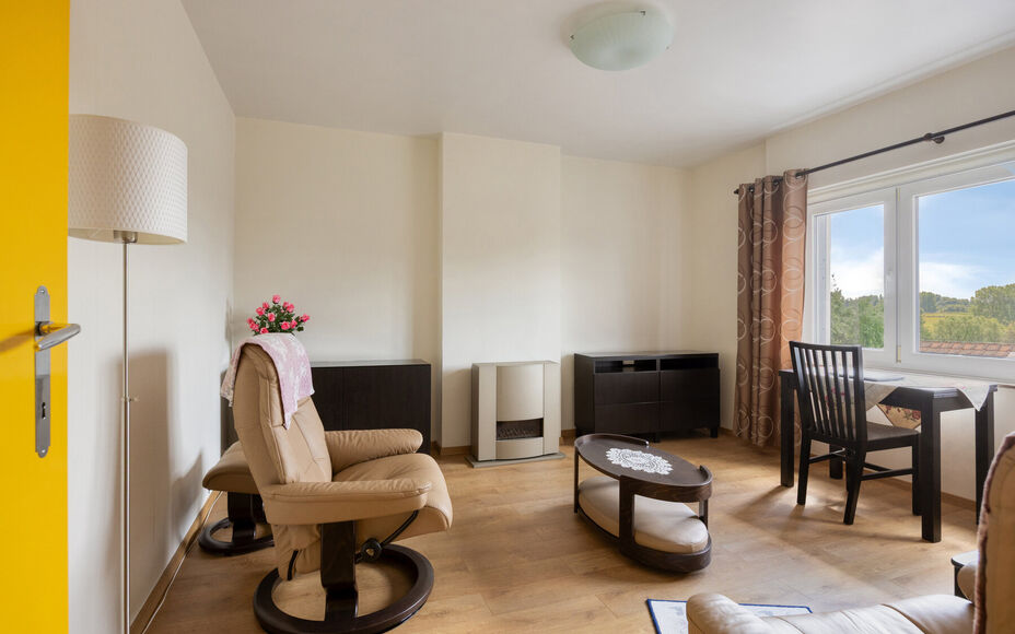 LEEMANS IMMOBILIËN stelt u deze ééngezinswoning met renovatiepotentieel voor, gelegen in de gemeente Asse! Dankzij de centrale ligging  bevinden alle belangrijke voorzieningen als winkels, scholen, openbaar vervoer,… zich op wandelafstand. Met de jui