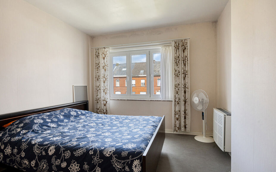 LEEMANS IMMOBILIËN stelt u deze ééngezinswoning met renovatiepotentieel voor, gelegen in de gemeente Asse! Dankzij de centrale ligging  bevinden alle belangrijke voorzieningen als winkels, scholen, openbaar vervoer,… zich op wandelafstand. Met de jui