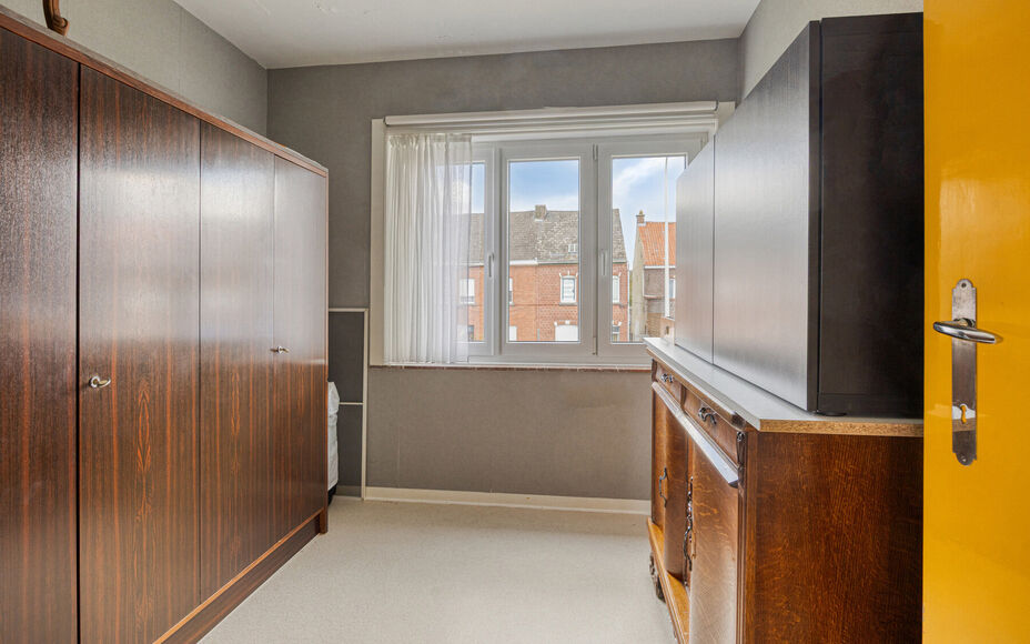 LEEMANS IMMOBILIËN stelt u deze ééngezinswoning met renovatiepotentieel voor, gelegen in de gemeente Asse! Dankzij de centrale ligging  bevinden alle belangrijke voorzieningen als winkels, scholen, openbaar vervoer,… zich op wandelafstand. Met de jui