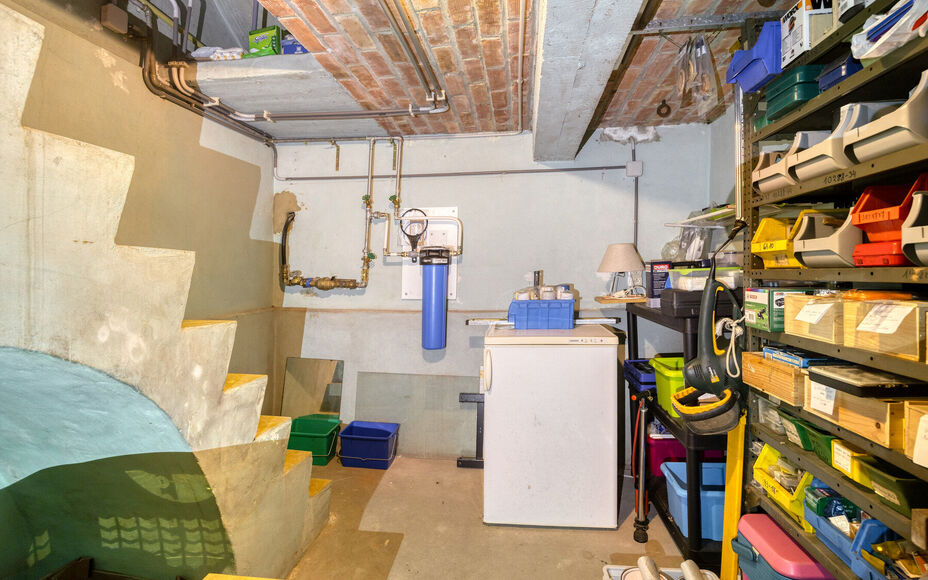 LEEMANS IMMOBILIËN stelt u deze ééngezinswoning met renovatiepotentieel voor, gelegen in de gemeente Asse! Dankzij de centrale ligging  bevinden alle belangrijke voorzieningen als winkels, scholen, openbaar vervoer,… zich op wandelafstand. Met de jui