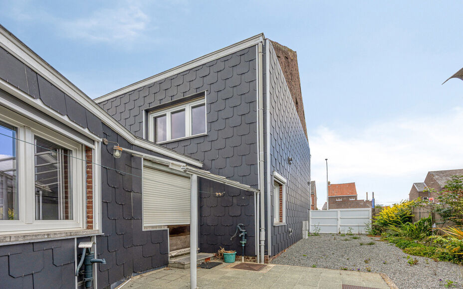 LEEMANS IMMOBILIËN stelt u deze ééngezinswoning met renovatiepotentieel voor, gelegen in de gemeente Asse! Dankzij de centrale ligging  bevinden alle belangrijke voorzieningen als winkels, scholen, openbaar vervoer,… zich op wandelafstand. Met de jui