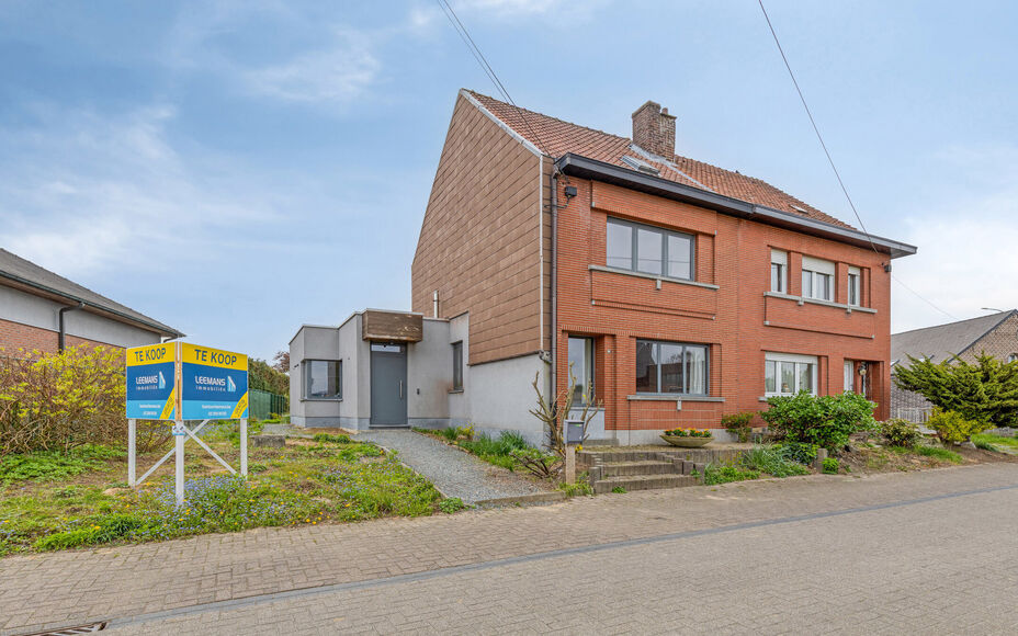 Leemans Immobiliën presenteert u deze charmante woning op een centrale ligging in Asse.
Dankzij de uitstekende locatie bevinden winkels, scholen, sportinfrastructuur, fiets- en wandelpaden en belangrijke invalswegen zich op korte afstand. U geniet hier v