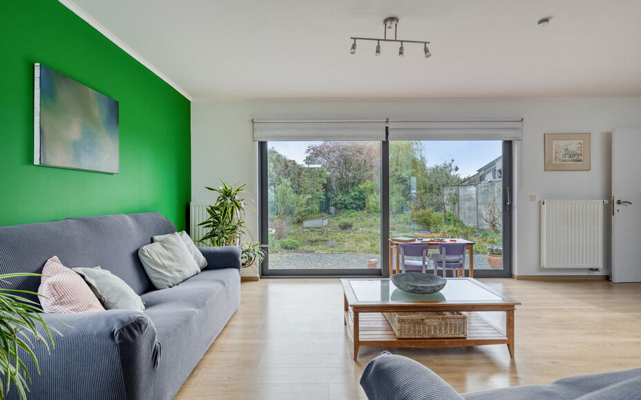 Leemans Immobiliën presenteert u deze charmante woning op een centrale ligging in Asse.
Dankzij de uitstekende locatie bevinden winkels, scholen, sportinfrastructuur, fiets- en wandelpaden en belangrijke invalswegen zich op korte afstand. U geniet hier v