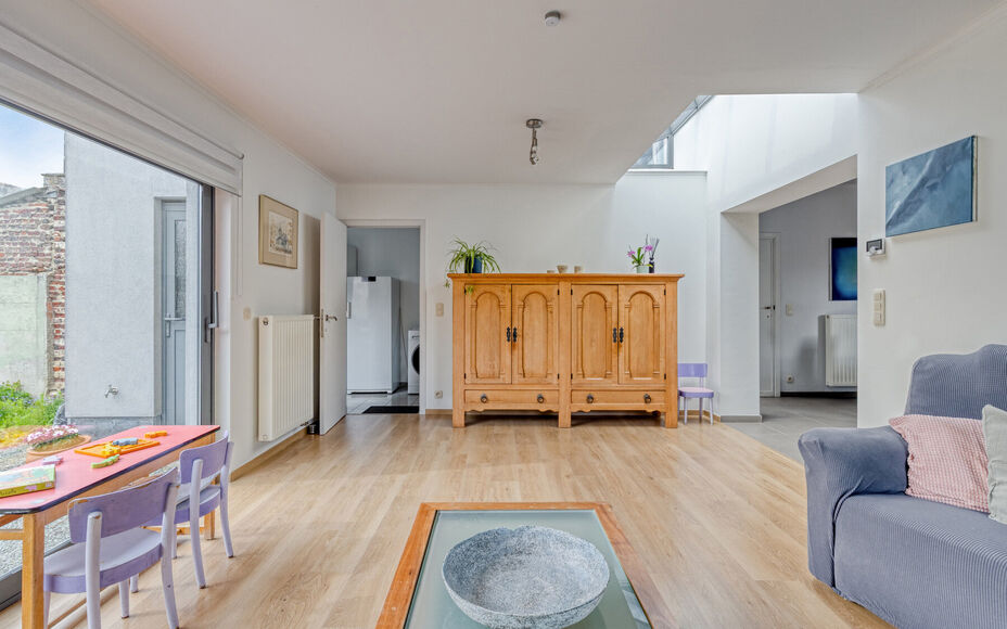 Leemans Immobiliën presenteert u deze charmante woning op een centrale ligging in Asse.
Dankzij de uitstekende locatie bevinden winkels, scholen, sportinfrastructuur, fiets- en wandelpaden en belangrijke invalswegen zich op korte afstand. U geniet hier v