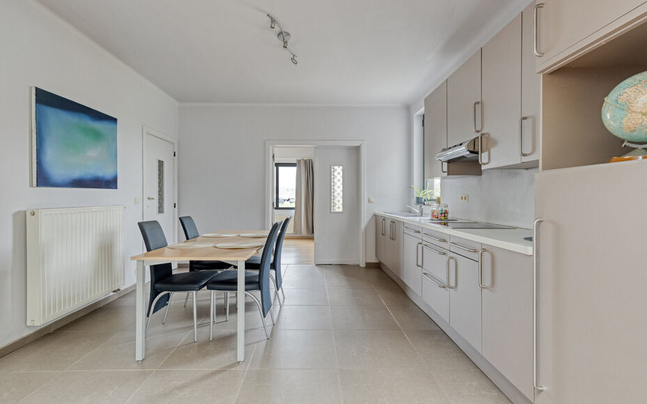 Leemans Immobiliën presenteert u deze charmante woning op een centrale ligging in Asse.
Dankzij de uitstekende locatie bevinden winkels, scholen, sportinfrastructuur, fiets- en wandelpaden en belangrijke invalswegen zich op korte afstand. U geniet hier v