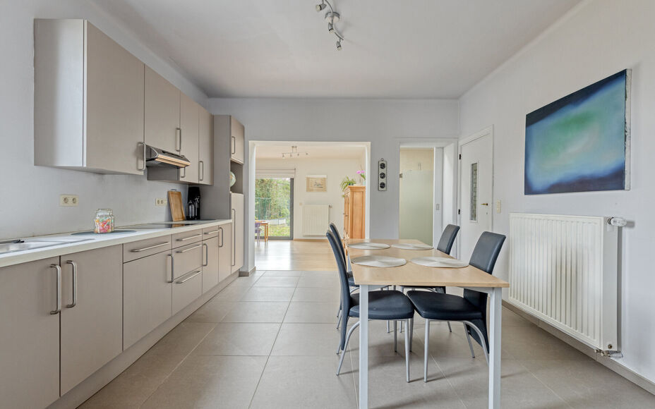 Leemans Immobiliën presenteert u deze charmante woning op een centrale ligging in Asse.
Dankzij de uitstekende locatie bevinden winkels, scholen, sportinfrastructuur, fiets- en wandelpaden en belangrijke invalswegen zich op korte afstand. U geniet hier v