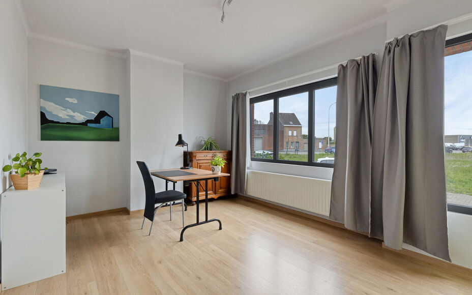 Leemans Immobiliën presenteert u deze charmante woning op een centrale ligging in Asse.
Dankzij de uitstekende locatie bevinden winkels, scholen, sportinfrastructuur, fiets- en wandelpaden en belangrijke invalswegen zich op korte afstand. U geniet hier v