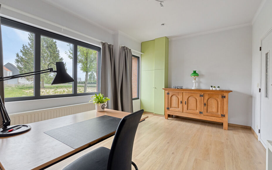 Leemans Immobiliën presenteert u deze charmante woning op een centrale ligging in Asse.
Dankzij de uitstekende locatie bevinden winkels, scholen, sportinfrastructuur, fiets- en wandelpaden en belangrijke invalswegen zich op korte afstand. U geniet hier v