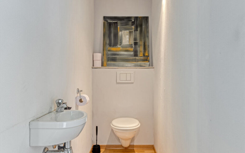 Leemans Immobiliën presenteert u deze charmante woning op een centrale ligging in Asse.
Dankzij de uitstekende locatie bevinden winkels, scholen, sportinfrastructuur, fiets- en wandelpaden en belangrijke invalswegen zich op korte afstand. U geniet hier v