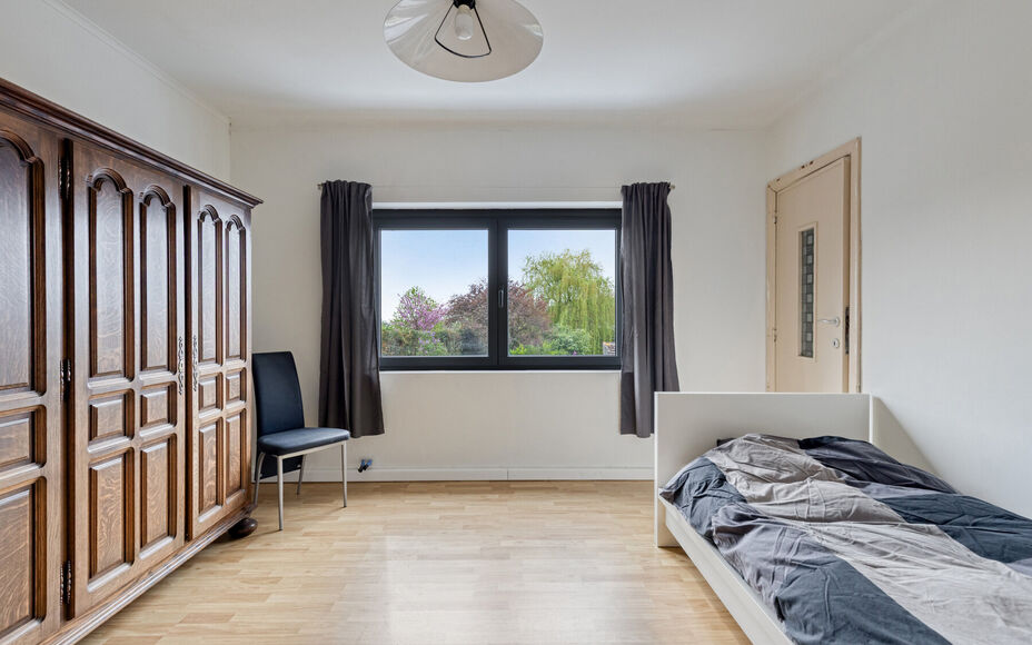 Leemans Immobiliën presenteert u deze charmante woning op een centrale ligging in Asse.
Dankzij de uitstekende locatie bevinden winkels, scholen, sportinfrastructuur, fiets- en wandelpaden en belangrijke invalswegen zich op korte afstand. U geniet hier v