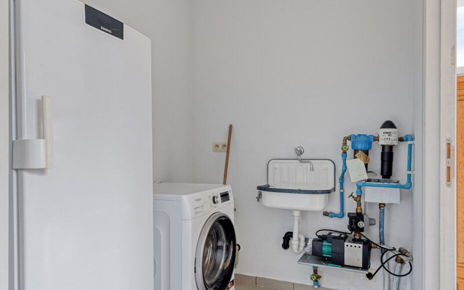 Leemans Immobiliën presenteert u deze charmante woning op een centrale ligging in Asse.
Dankzij de uitstekende locatie bevinden winkels, scholen, sportinfrastructuur, fiets- en wandelpaden en belangrijke invalswegen zich op korte afstand. U geniet hier v