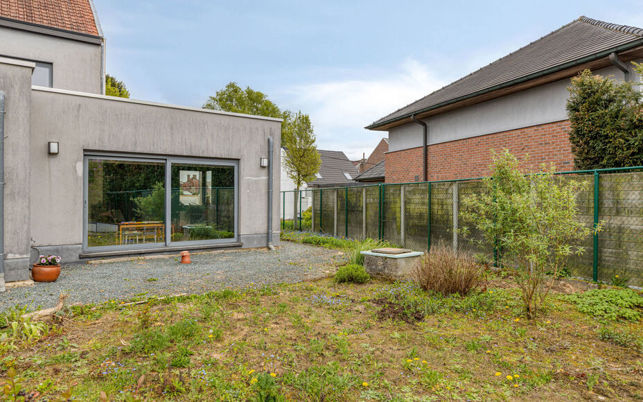 Leemans Immobiliën presenteert u deze charmante woning op een centrale ligging in Asse.
Dankzij de uitstekende locatie bevinden winkels, scholen, sportinfrastructuur, fiets- en wandelpaden en belangrijke invalswegen zich op korte afstand. U geniet hier v