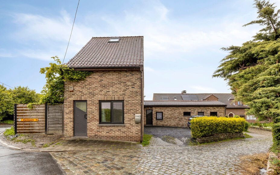 Leemans Immobiliën biedt u deze charmante en instapklare woning aan, gelegen in het landelijke en rustige Asbeek. Dankzij de uitstekende ligging geniet u hier van een perfecte combinatie tussen wonen en een vlotte bereikbaarheid. Invalswegen, openbaar ve