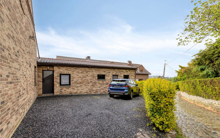 Leemans Immobiliën biedt u deze charmante en instapklare woning aan, gelegen in het landelijke en rustige Asbeek. Dankzij de uitstekende ligging geniet u hier van een perfecte combinatie tussen wonen en een vlotte bereikbaarheid. Invalswegen, openbaar ve