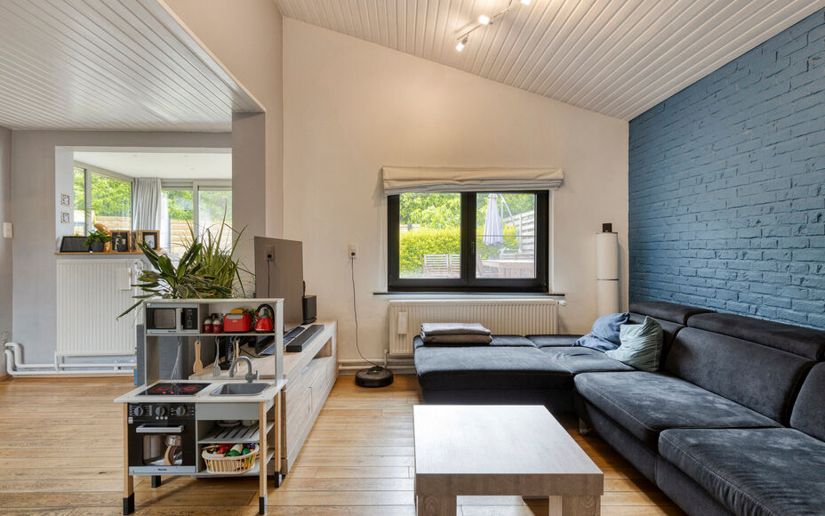 Leemans Immobiliën biedt u deze charmante en instapklare woning aan, gelegen in het landelijke en rustige Asbeek. Dankzij de uitstekende ligging geniet u hier van een perfecte combinatie tussen wonen en een vlotte bereikbaarheid. Invalswegen, openbaar ve