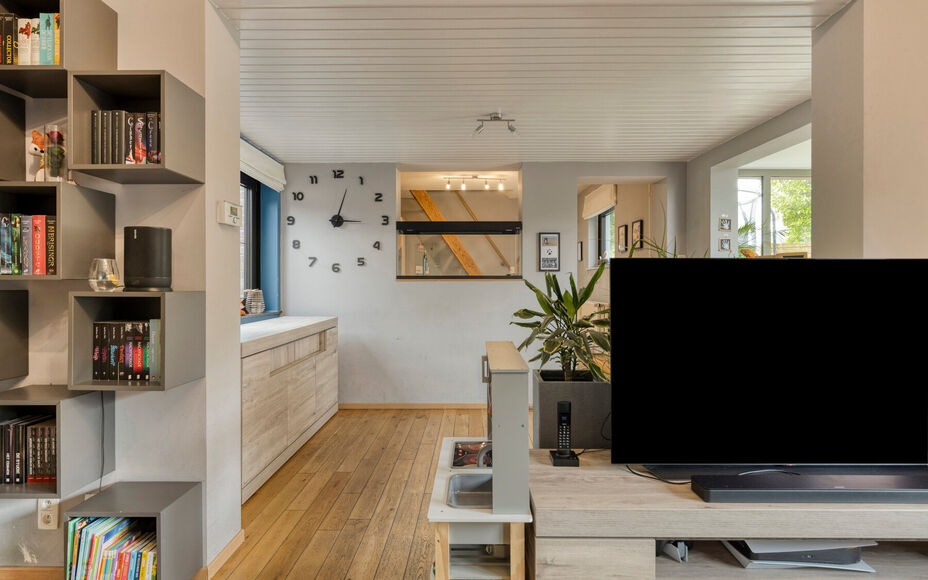 Leemans Immobiliën biedt u deze charmante en instapklare woning aan, gelegen in het landelijke en rustige Asbeek. Dankzij de uitstekende ligging geniet u hier van een perfecte combinatie tussen wonen en een vlotte bereikbaarheid. Invalswegen, openbaar ve