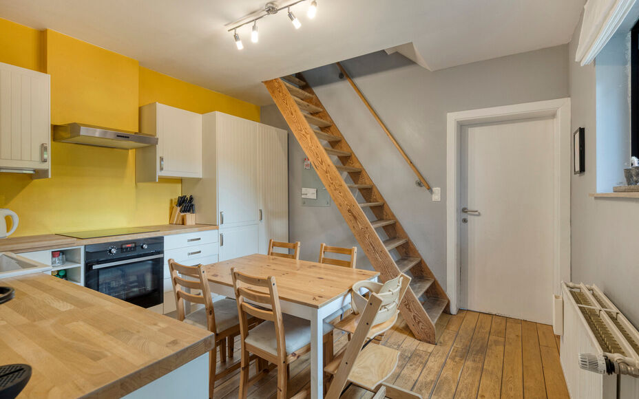 Leemans Immobiliën biedt u deze charmante en instapklare woning aan, gelegen in het landelijke en rustige Asbeek. Dankzij de uitstekende ligging geniet u hier van een perfecte combinatie tussen wonen en een vlotte bereikbaarheid. Invalswegen, openbaar ve