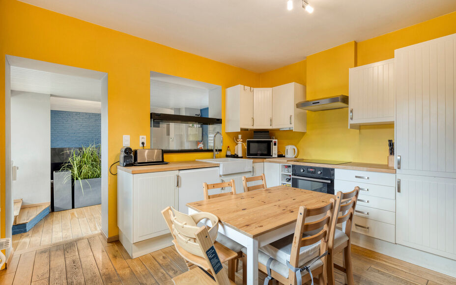 Leemans Immobiliën biedt u deze charmante en instapklare woning aan, gelegen in het landelijke en rustige Asbeek. Dankzij de uitstekende ligging geniet u hier van een perfecte combinatie tussen wonen en een vlotte bereikbaarheid. Invalswegen, openbaar ve