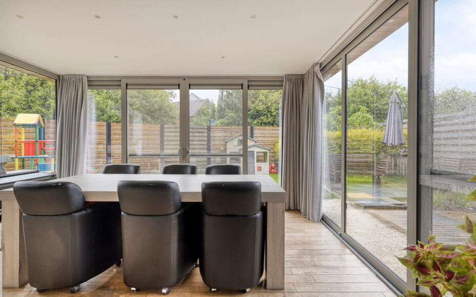 Leemans Immobiliën biedt u deze charmante en instapklare woning aan, gelegen in het landelijke en rustige Asbeek. Dankzij de uitstekende ligging geniet u hier van een perfecte combinatie tussen wonen en een vlotte bereikbaarheid. Invalswegen, openbaar ve